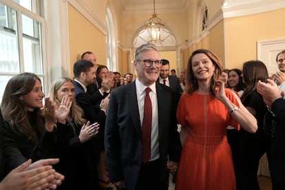 El nuevo primer ministro, Keir Starmer, y su esposa, Victoria, reciben los aplausos del personal del Downing Street, este viernes. 