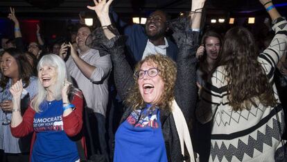 Simpatizantes demócratas celebran la victoria en la Cámara de Representantes.