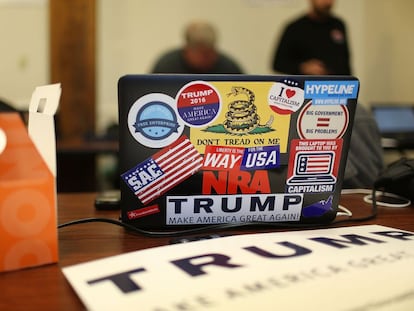 Computador coberto de adesivos de propaganda do candidato presidencial republicano Donald Trump.