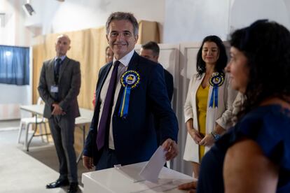 El candidato del GSD, Keith Azopardi, ejerce su derecho a voto en el colegio electoral, este jueves en Gibraltar.
