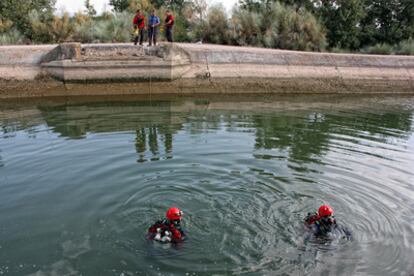 Los técnicos, ayer, durante la búsqueda del desaparecido en el canal de Seròs.