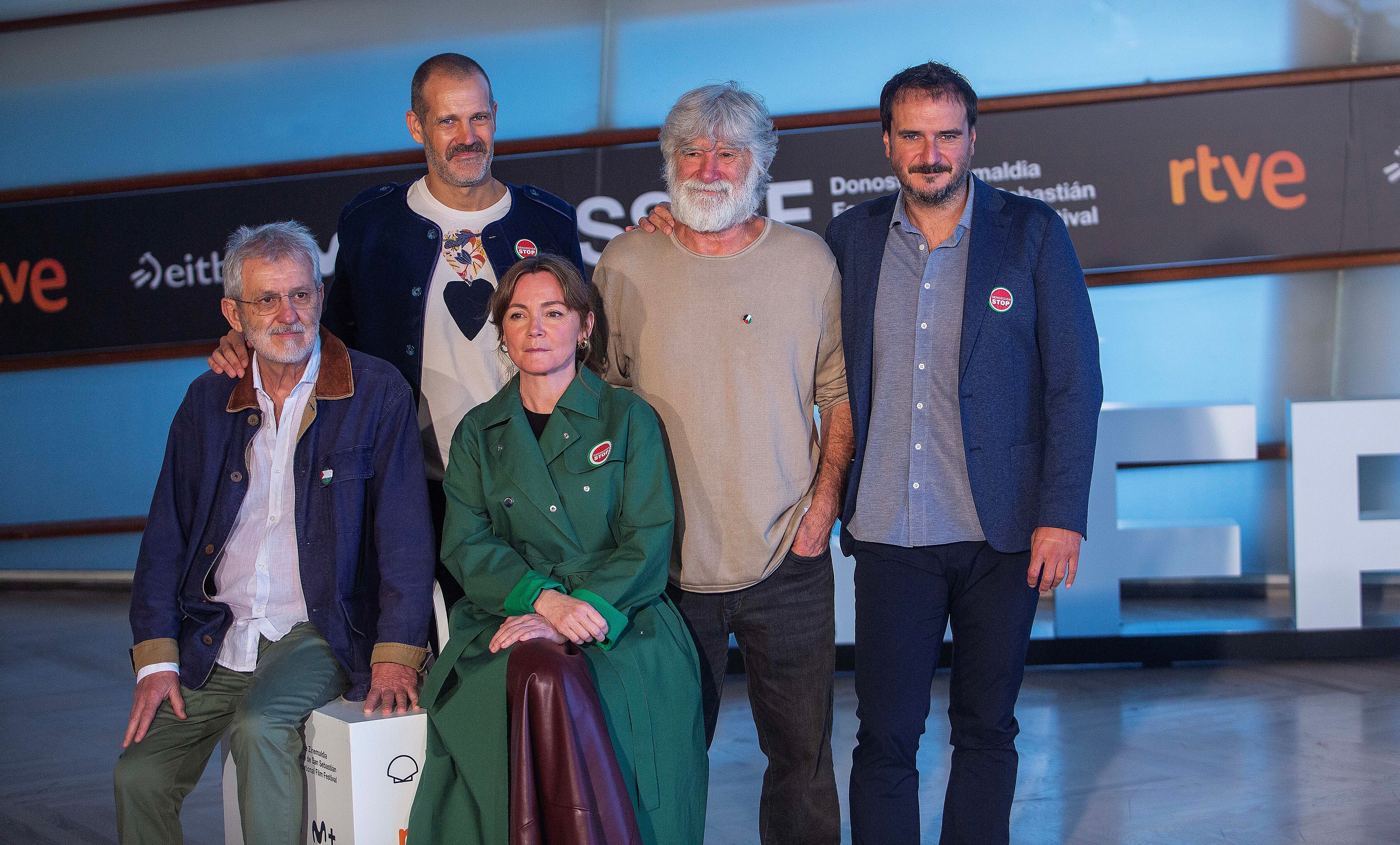 Desde la izquierda, José Ramón Soroiz, Jose Maria Goenaga, Nagore Aramburu, Kandido Uranga y Aitor Arregi, en la presentación de 'Maspalomas'.