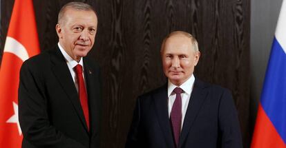 El presidente ruso, Vladimir Putin, estrecha la mano a su homólogo turco, Recep Tayyip Erdogan.