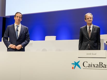 El presidente de CaixaBank, Jordi Gual (a la derecha), y el consejero delegado, Gonzalo Gortázar, durante la junta de accionistas del banco, este jueves.