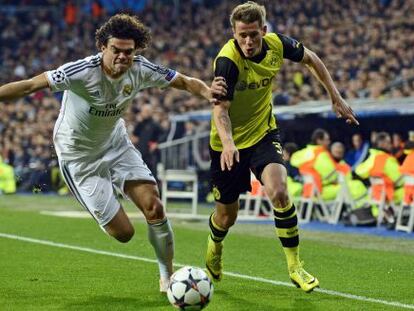 Pepe marca a Durm durante el partido del pasado mi&eacute;rcoles en el Bernab&eacute;u. 