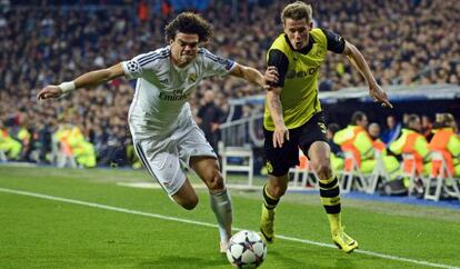 Pepe marca a Durm durante el partido del pasado mi&eacute;rcoles en el Bernab&eacute;u. 