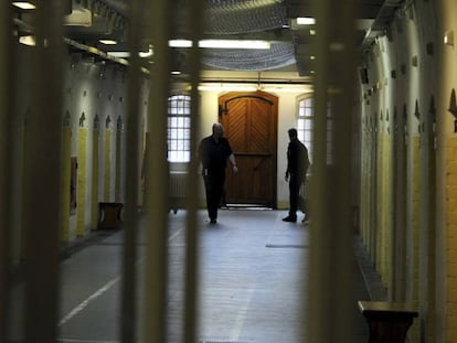 Dos funcionaris a la presó de Neumünster.