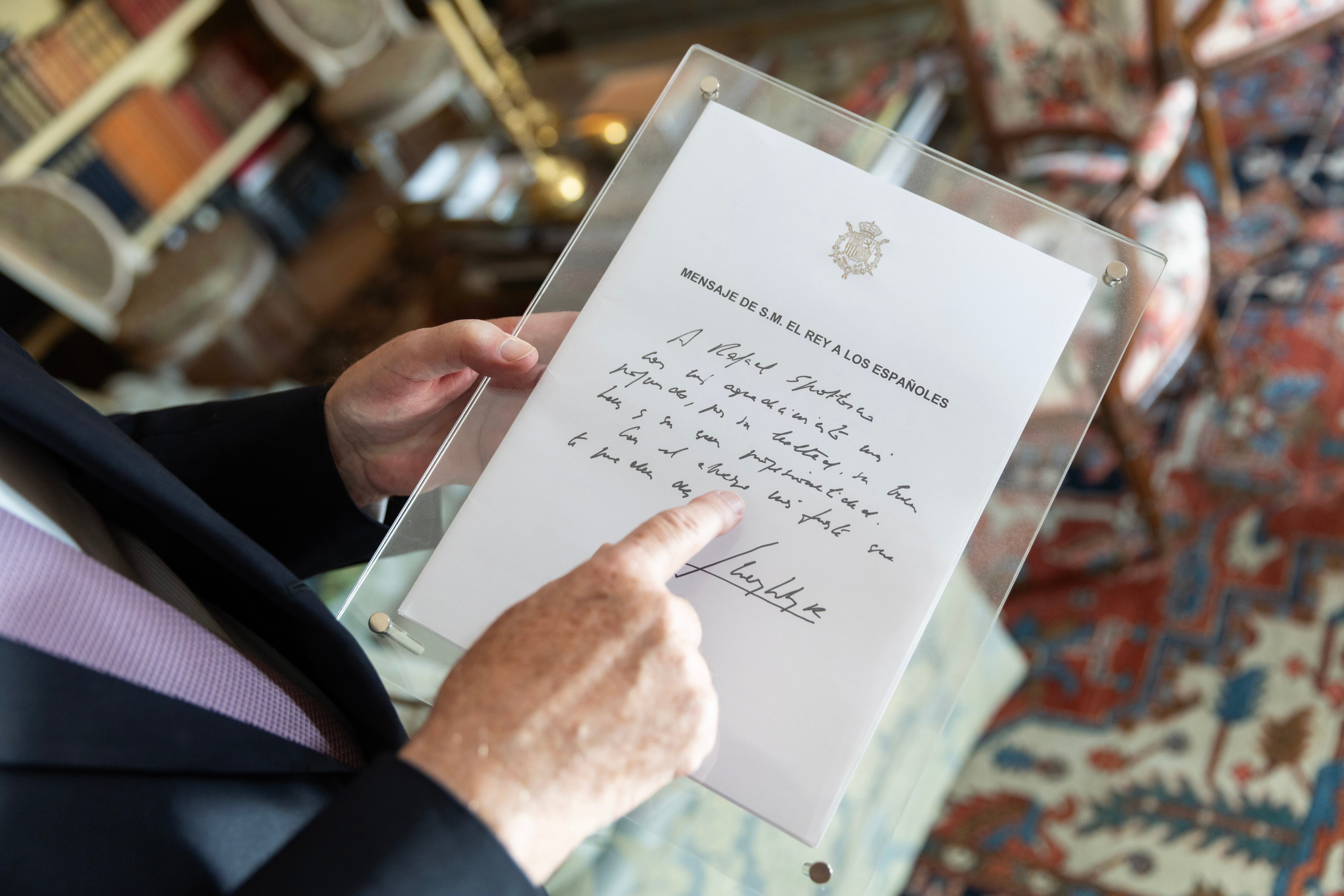 Rafael Spottorno muestra un mensaje de Juan Carlos I. 