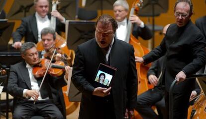 Bryn Terfel muestra su tablet en A Coruña