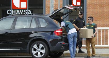 La Guardia Civil durante uno de los registros efectuados en la Operaci&oacute;n Cirene.