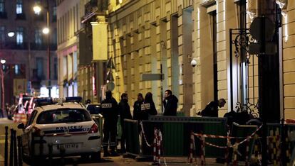 Agentes de polic&iacute;a en la calle Cambon, en la entrada trasera del hotel Ritz en Par&iacute;s. 