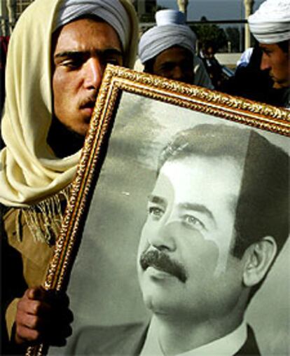 Un iraquí sostiene una foto del joven Sadam Husein durante una manifestación en Bagdad.
