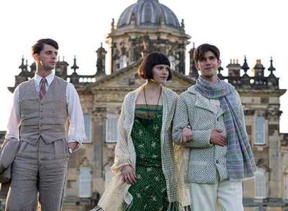 M. Goode, H. Atwell y B. Whishaw, desde la izquierda, delante de Brideshead.