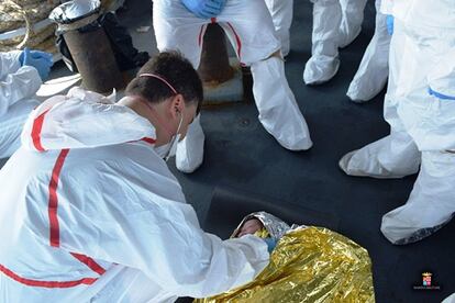 La tripulación del buque de la Marina Italiana, 'Mimbelli' con un bebé rescatado.