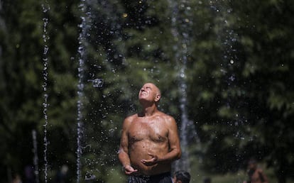 A man cools off in Madrid Rio park.