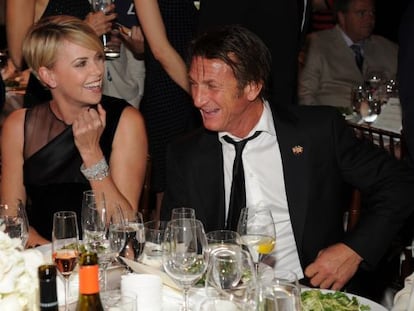 Charlize Theron y Sean Penn en la gala ben&eacute;fica del actor por Hait&iacute; el pasado s&aacute;bado.