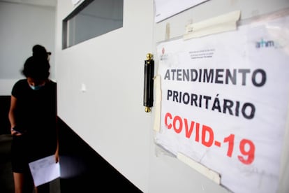 Letícia aguarda atendimento na porta do Hospital Municipal Tide Setúbal, na zona leste de São Paulo. (ANDERSON PRADO)