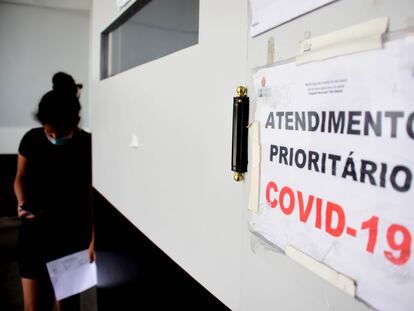 Uma paciente aguarda atendimento na porta do Hospital Municipal Tide Setúbal, na zona leste de São Paulo.