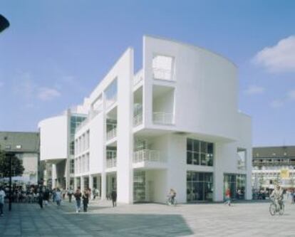 Stadthaus, la casa de la ciudad, en la Münsterplatz de Ulm, proyectada por el arquitecto neoyorquino Richard Meier.