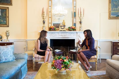 Michelle Obama (a la derecha) y Melania Trump, en la Casa Blanca en 2016.