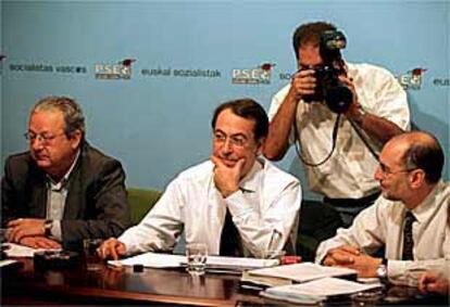 Txiki Benegas, Nicolás Redondo y Rodolfo Ares, ayer en Bilbao, durante la ejecutiva del PSE.