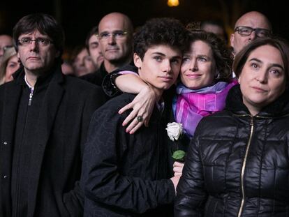 La hija y el nieto de Muriel Casals, Laia Gasch y Max, se abrazan en el adiós a la diputada.