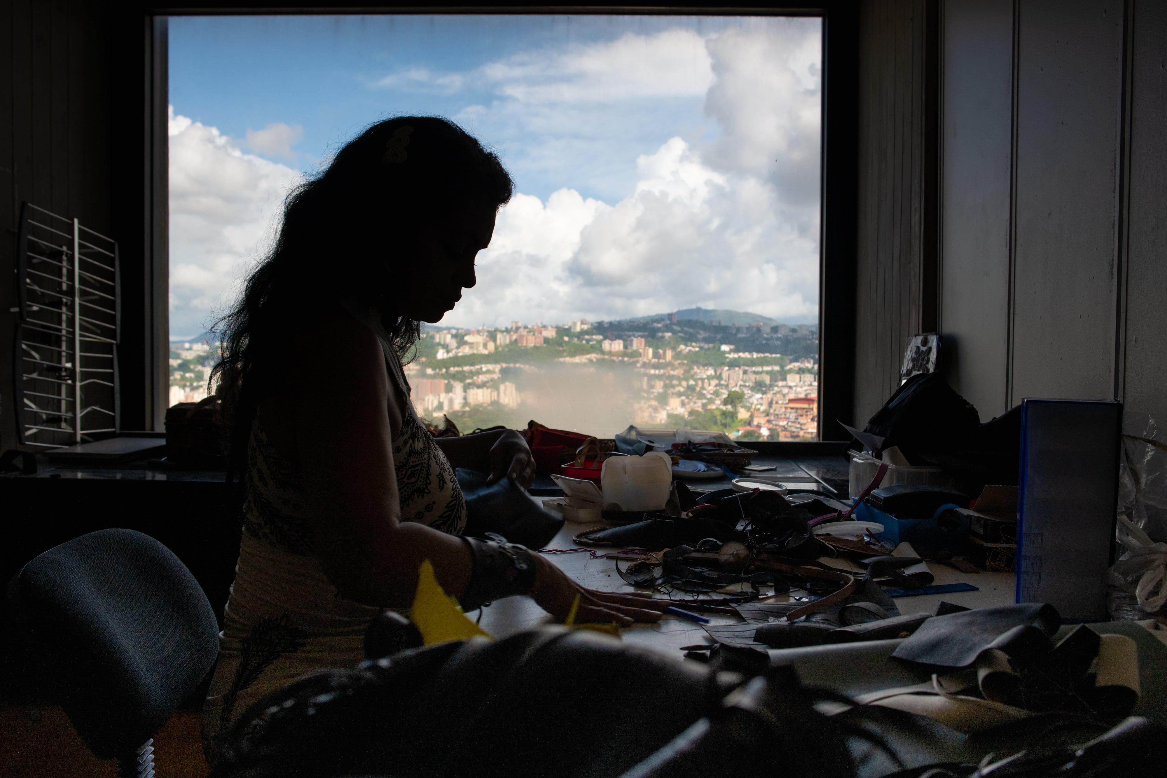 Una diseñadora crea ropa con caucho reciclado en su taller en Caracas (Venezuela), en julio de 2022.