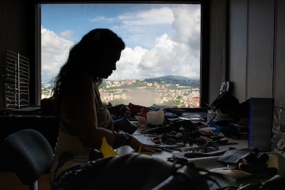 Una diseñadora crea ropa con caucho reciclado en su taller en Caracas