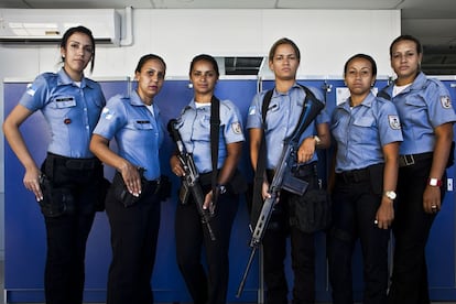 Agentes da UPP de Nova Brasília, no Complexo do Alemão. A equipe está formada por mulheres jovens. A inclusão de mulheres nas UPPs é uma das novas estratégias do Governo em segurança pública.