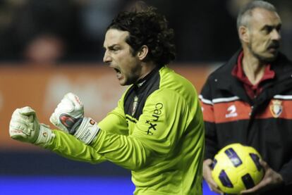 El portero de Osasuna Ricardo celebra la victoria contra el Real Madrid.