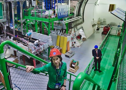 Gianotti y Ordine posan en la gran caverna del LHCb, situada a 100 metros bajo tierra junto a la frontera entre Suiza y Francia.