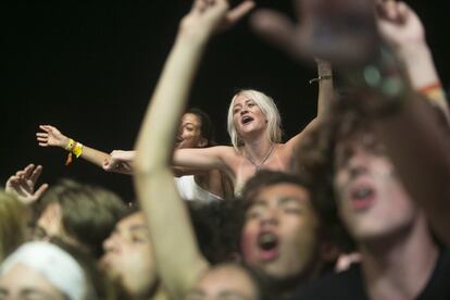 El buen tiempo y las temperaturas agradables, con máximas en torno a los 25 grados, vuelven a ponérselo fácil a los asistentes para combinar la música con la playa y las terrazas de Benicàssim.