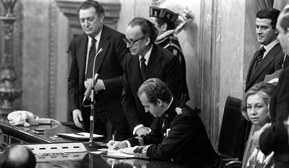 El Rey Juan Carlos I firma la Constituci&oacute;n de 1978