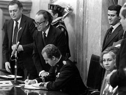El Rey Juan Carlos I firma la Constituci&oacute;n de 1978