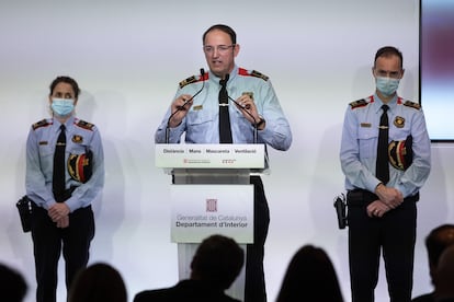 De izquierda a derecha, la intendenta Rosa Bosch, el comisario jefe, Josep Maria Estela, y su segundo, Eduard Sallent.