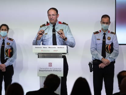 De izquierda a derecha, la intendenta Rosa Bosch, el comisario jefe, Josep Maria Estela, y su segundo, Eduard Sallent.