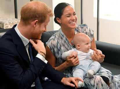 Enrique de Inglaterra y Meghan Markle, con su hijo Archie junto al arzobispo Desmond Tutu, el 25 de septiembre en Sudáfrica.