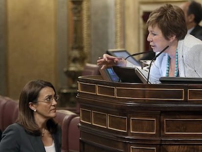 Villalobos habla con Soraya Rodr&iacute;guez en el Congreso del d&iacute;a 18.