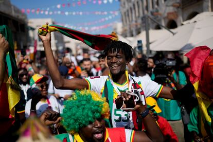 Seguidores de Senegal cantan y bailan en una calle de Doha, este lunes. Senegal ha anunciado el sustituto por la dolorosa baja de su estrella, Sadio Mané. Su sustituto es Moussa Ndiaye, lateral izquierdo de 20 años que juega en el Anderlecht de la liga belga.
