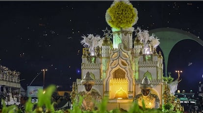 Nunca tantas ambulâncias abriram caminho entre integrantes de escolas de samba em 33 carnavais do Sambódromo como no deste ano. Uma série de acidentes graves em dois dias seguidos de desfiles do Grupo Especial deixaram cerca de 30 feridos e colocaram em xeque os parâmetros da festa, o socorro às vítimas e a fiscalização das gigantescas alegorias que todo ano tomam a Sapucaí. A lição depois dos incidentes parecia uma revelação do que viria depois: era necessário repensar o modelo da maior festa do Rio de Janeiro baseado no gigantismo. Por motivos diferentes, a discussão se abriu de novo em junho, quando o prefeito Marcelo Crivella anunciou que cortaria a verba com que a Prefeitura financia as escolas de samba. O corte, de 24 para 12 milhões de reais, justificado pela crise, causou irritação entre os amantes da festa, que defenderam o evento como sendo parte da identidade e da história da cidade e como um motor econômico que gera retornos milionários para os cofres municipais. O corte também trouxe de novo à tona uma questão que é tolerada pelos cariocas em prol da festa: como e quanto gastam realmente as escolas de samba, cujas prestações de contas são um mistério, assim como a íntima ligação do Carnaval do Rio com a máfia que domina o jogo do bicho, as máquinas caça-níqueis e as apostas. Após a queda de braço, o Ministério da Cultura prometeu socorrer a escolas com 8 milhões de reais liberados pela Caixa, mas o acordo não foi fechado. A Liga Independente das Escolas de Samba (Liesa) não cumpriu as "exigências", justificou a União. A Liesa, irritada, nega.