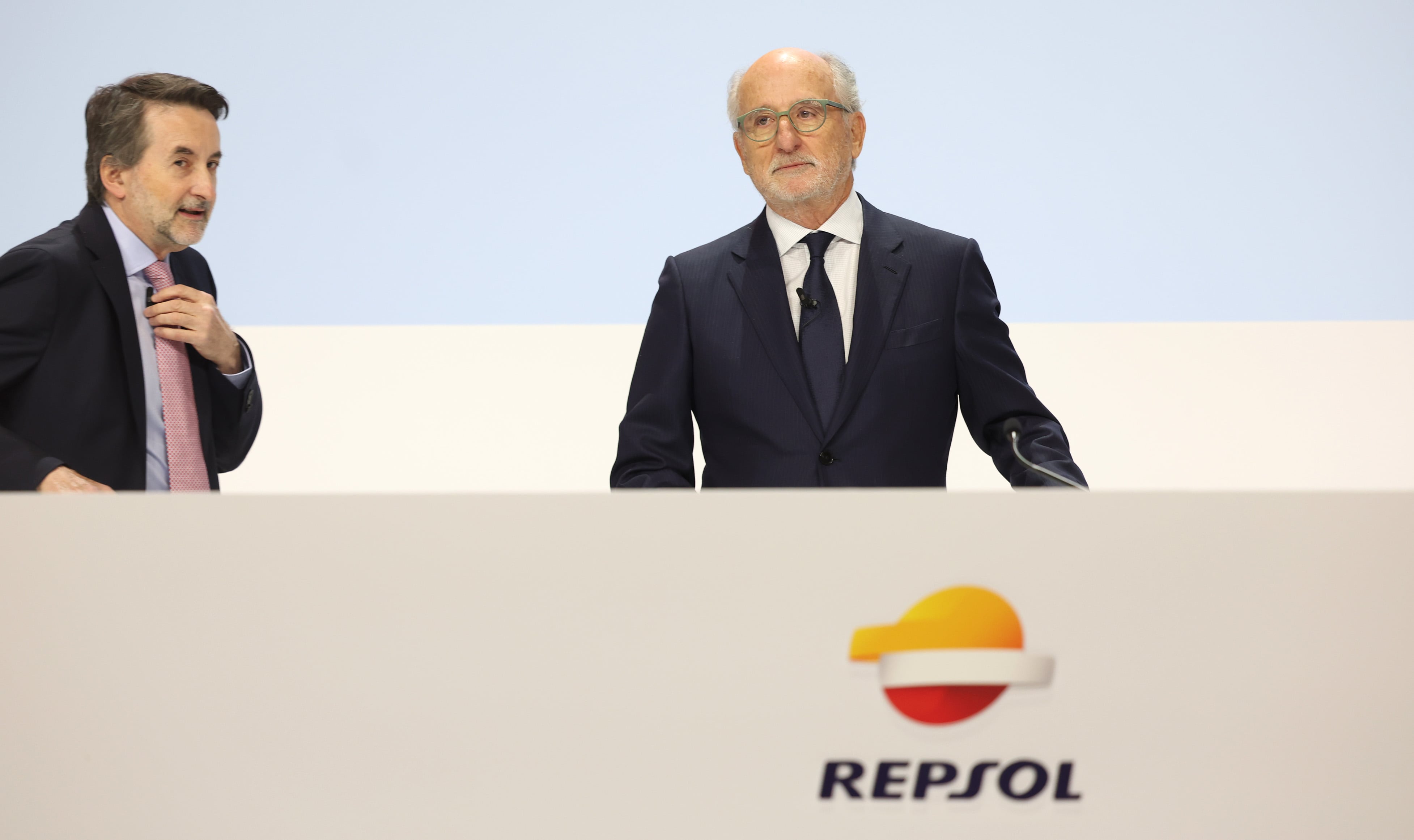 Repsol gana 1.626 millones hasta junio, un 14,5% más, pese a los menores márgenes de refino 