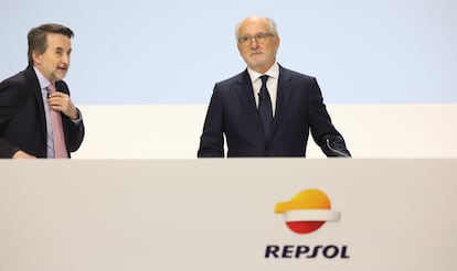 El consejero delegado y el presidente de Repsol, Josu Jon Imaz y Antonio Brufau, en la última junta de accionistas de la empresa.