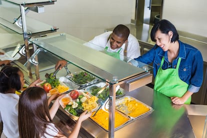 En el comedor escolar los niños aprenden a adaptarse al menú general y se favorecen las relaciones sociales entre iguales.
