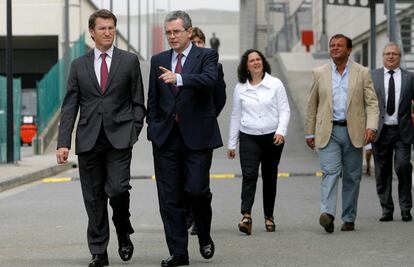 Alberto Núñez Feijóo (i), durante su visita a las obras de ampliación de la sede central que la multinacional Inditex acompañado por el presidente de la compañía, Pablo Isla (d)