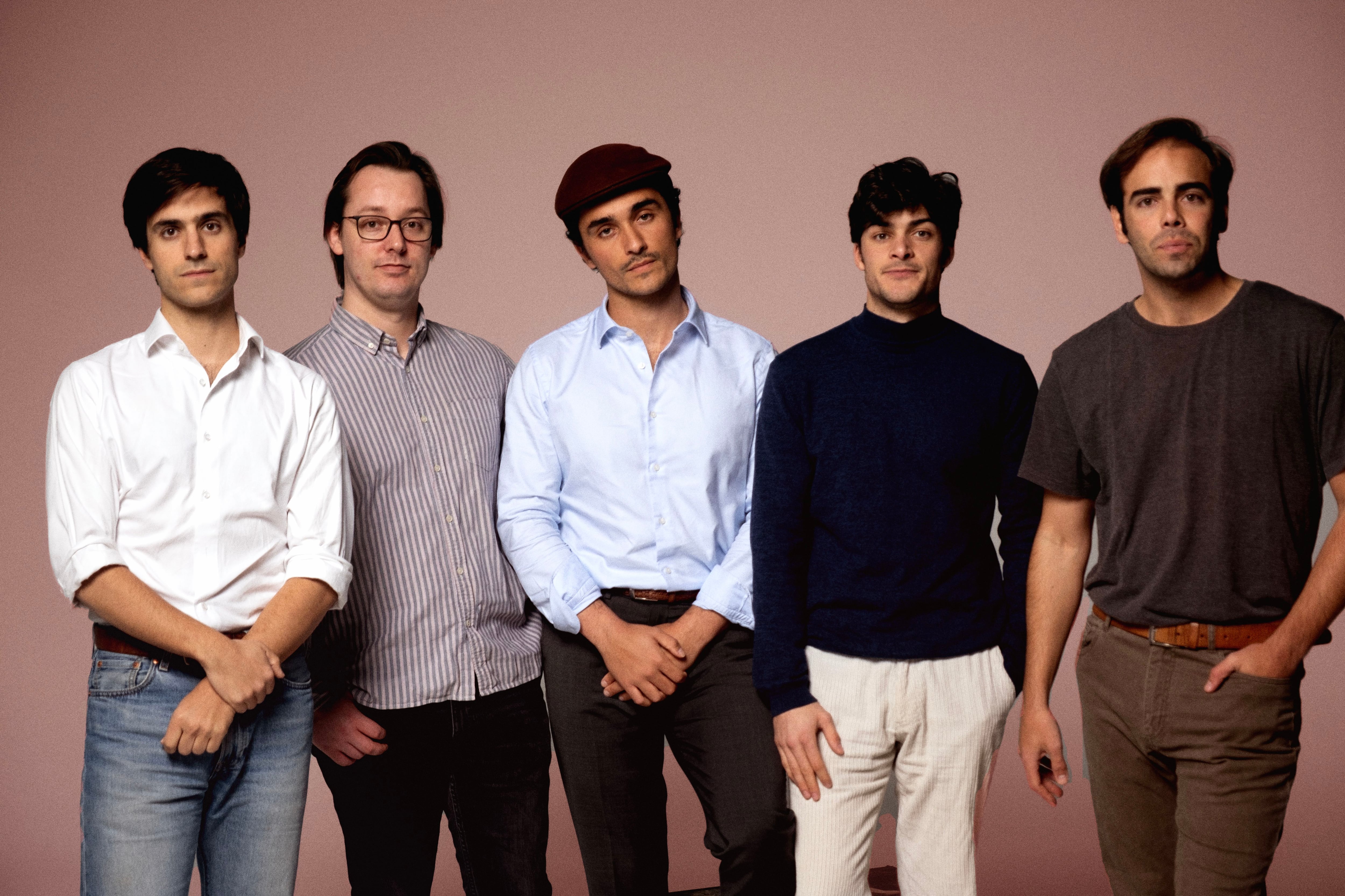 Estas canciones hablan de usted: la novela de aprendizaje vital que llena las salas de conciertos