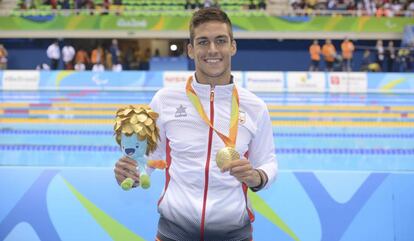 Israel Oliver, con su medalla de oro en los Juegos Paralímpicos.