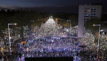 El carrer Marina, il&middot;luminat amb milers de m&ograve;bils.