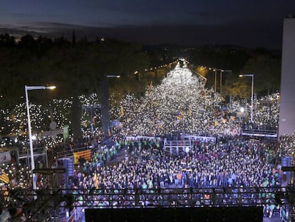 El carrer Marina, il&middot;luminat amb milers de m&ograve;bils.