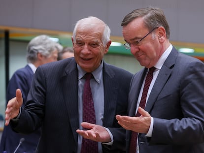 El alto representante para Política Exterior y Seguridad, Josep Borrell, conversa con el ministro de Defensa alemán, Boris Pistorius, en el Consejo Europeo en Bruselas.