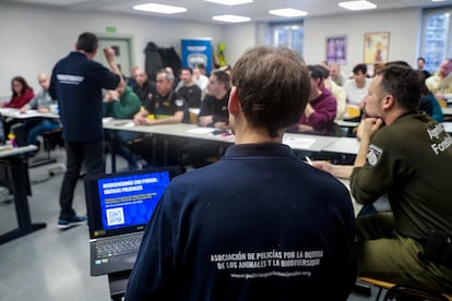 Curso para que policías y guardias civiles aprendan a actuar en emergencias cuando hay perros o gatos, celebrado esta semana en Logroño.